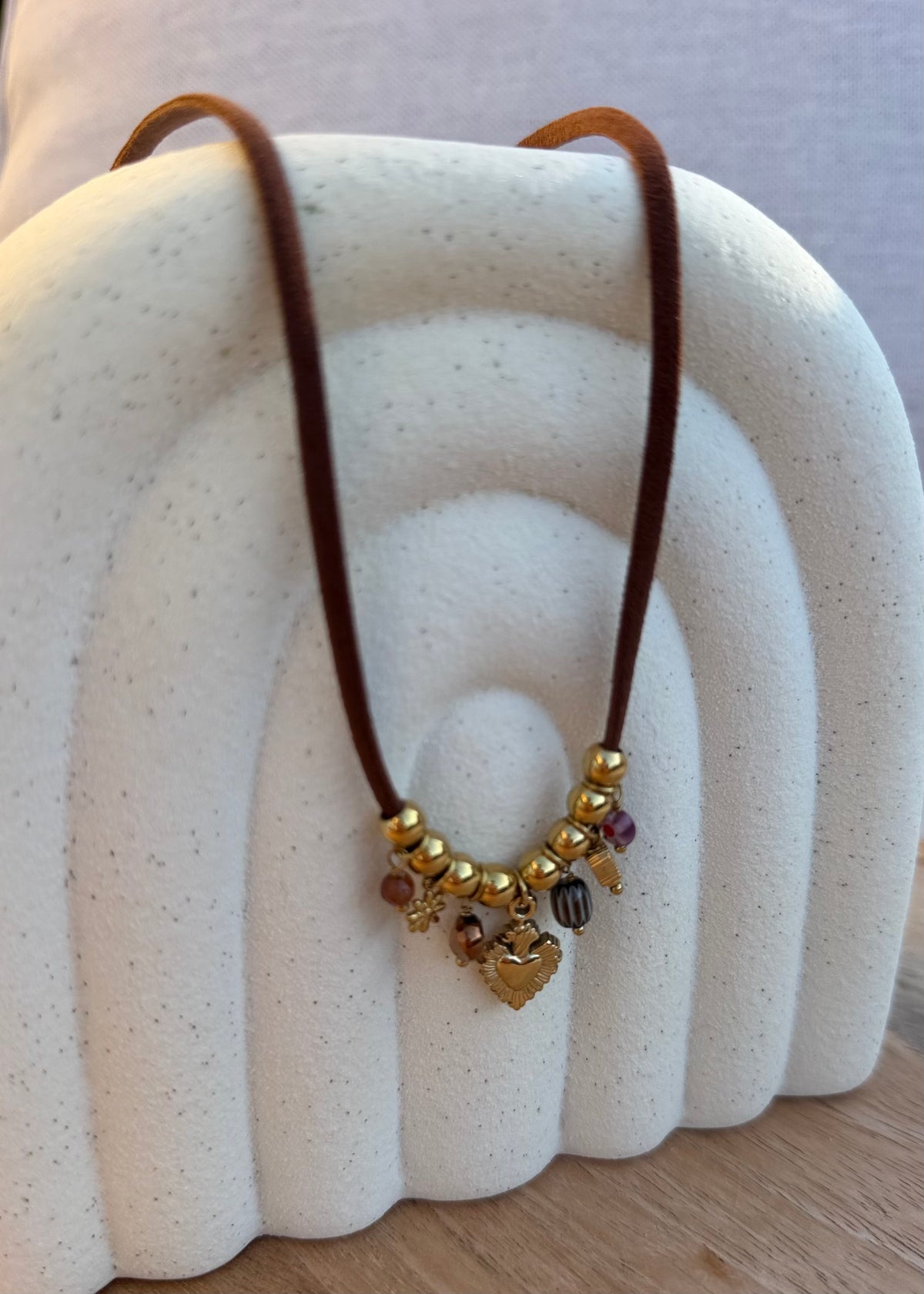 Collier marron doré
