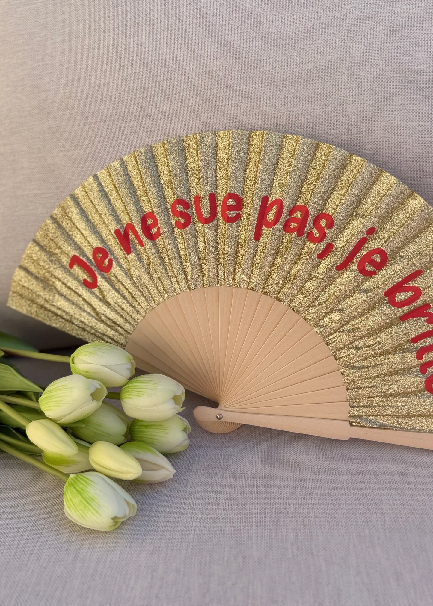 Éventail « JE NE SUE PAS JE BRILLE »
