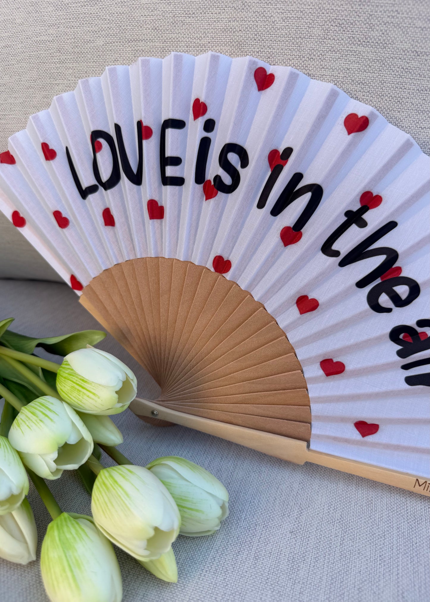 Éventail « LOVE IS IN THE AIR »